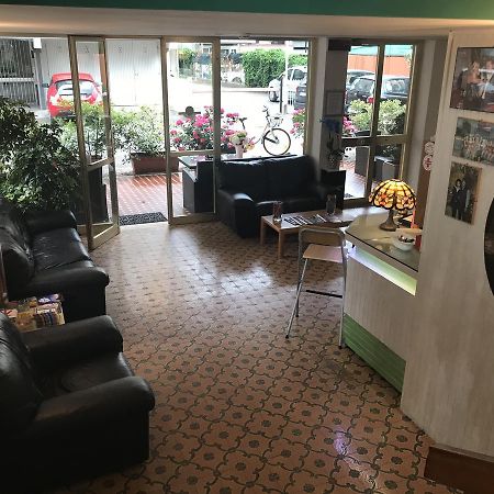 Hotel Mirella Ріміні Екстер'єр фото