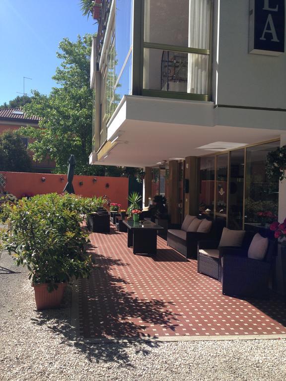 Hotel Mirella Ріміні Екстер'єр фото