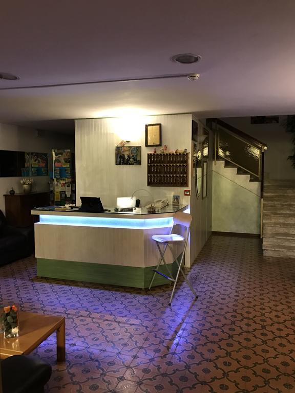 Hotel Mirella Ріміні Екстер'єр фото